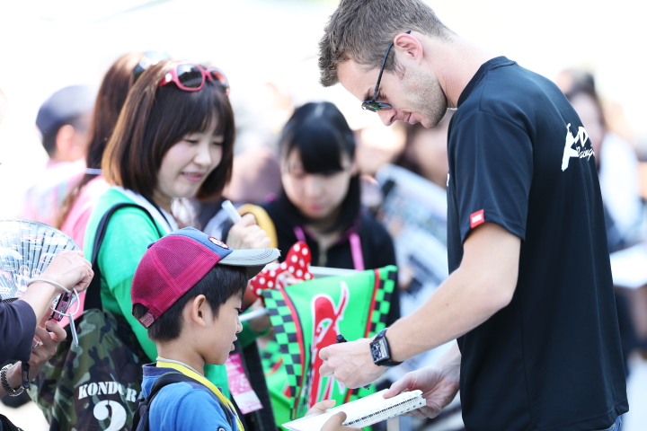 子供にサインをするジェームス・ロシター（KONDO RACING）