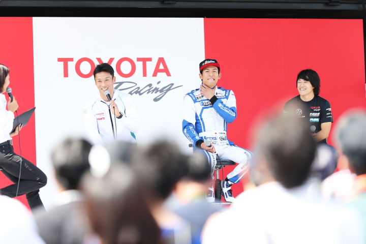 お昼前にはトヨタブースでドライバートークショーも行われました。何を語るか中嶋一貴、中山雄一、国本雄資