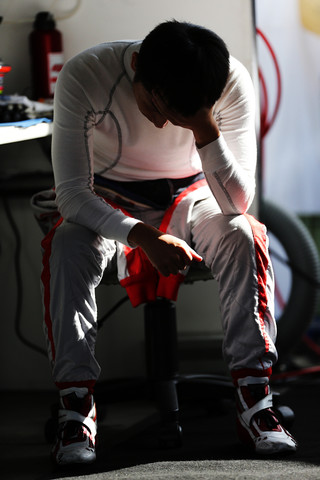 トップフォーミュラの重圧がルーキーに襲いかかる。ピットで吐き気を催す野尻智紀