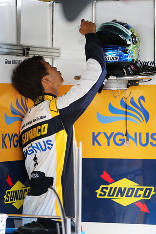 いよいよ出撃。ヘルメットを取る平川亮（KYGNUS SUNOCO Team LeMans）