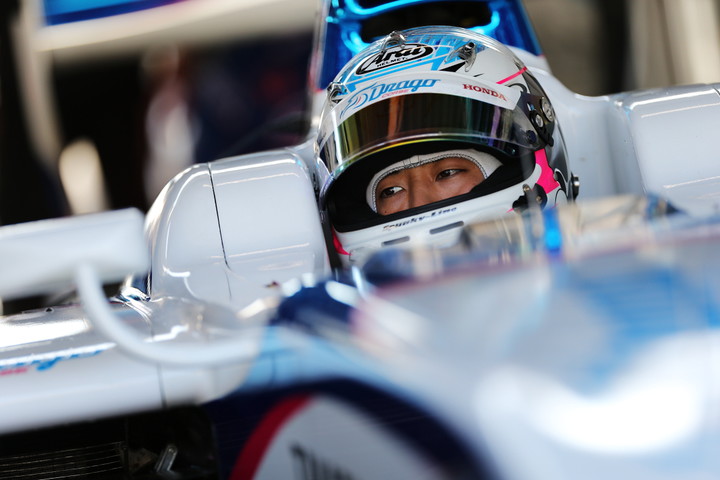 コックピットで待機する伊沢拓也（DRAGO CORSE）