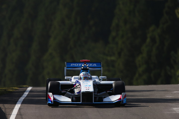 SUGO名物10％勾配のストレートを駆け上がってきた伊沢拓也（DRAGO CORSE）