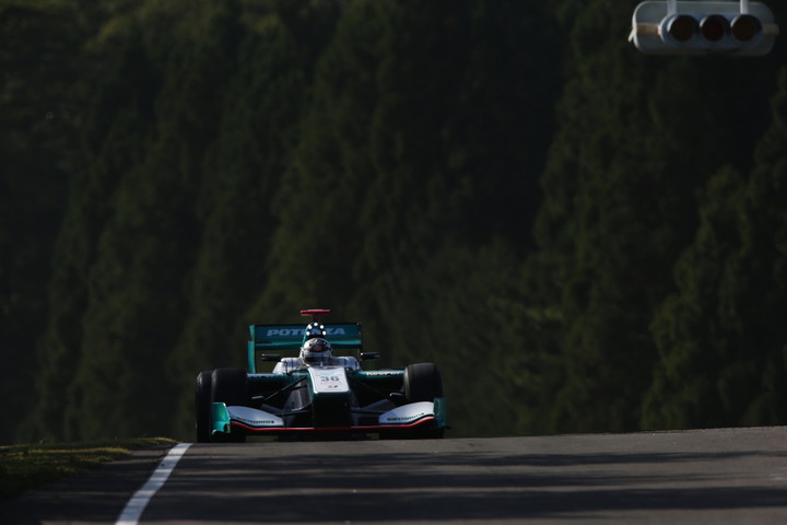 スターティンググリッドに向かう中嶋一貴（PETRONAS TEAM TOM'S）