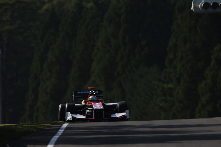 スターティンググリッドに向かう山本尚貴（TEAM無限）