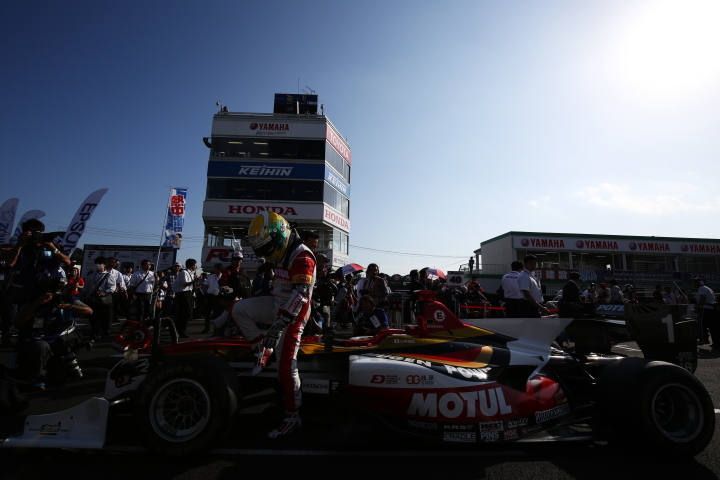 決勝スタート前、いったんマシンを降りる山本尚貴（TEAM無限）。空は快晴