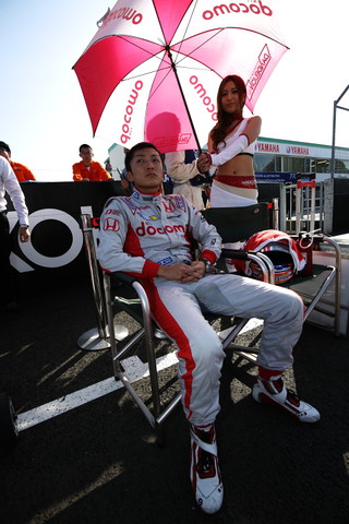 緊張してるのかちょっと不安げな野尻智紀（DOCOMO TEAM DANDELION RACING）