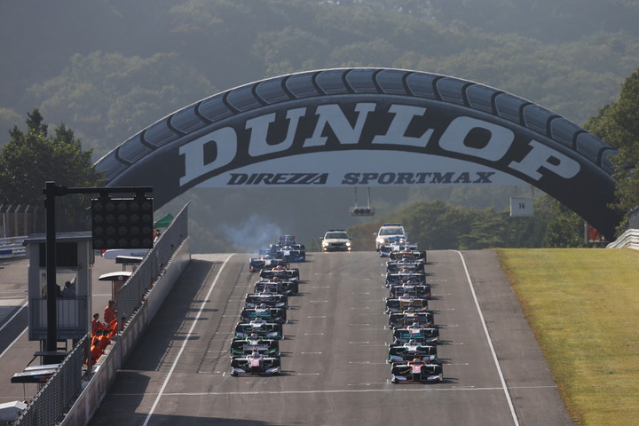 シグナルブラックアウト！　いよいよ68周の決勝レースがスタートした