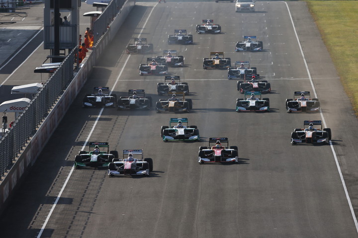 トップは野尻智紀。PPの山本尚貴が出遅れ、ジェームス・ロシターがインから野尻を伺う