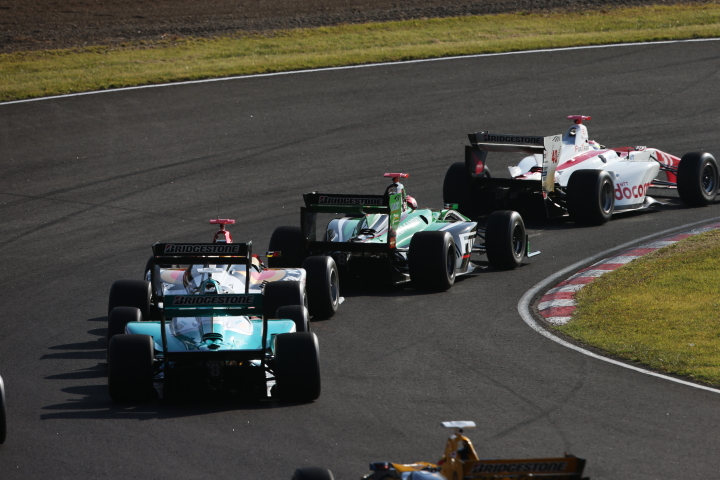 1コーナーをトップで通過したのは野尻智紀。ジェームス・ロシター、山本尚貴、中嶋一貴、ロイック・デュバルが続く