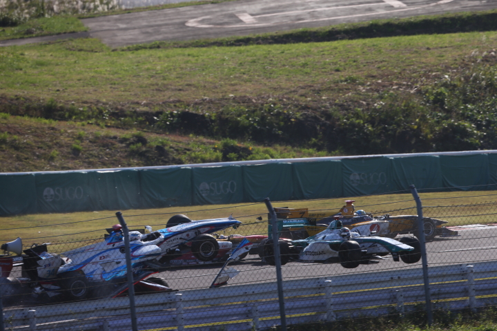 2コーナー立ち上がりでスタートを失敗したアンドレ・ロッテラーとジョアオ・パオロ・デ・オリベイラが激しく接触