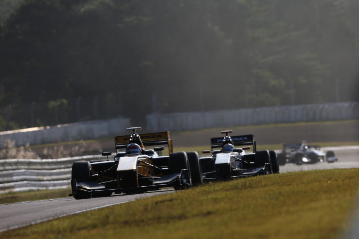 レース序盤、ロイック・デュバル（KYGNUS SUNOCO Team LeMans）と塚越広大（HP REAL RACING） の6位争い