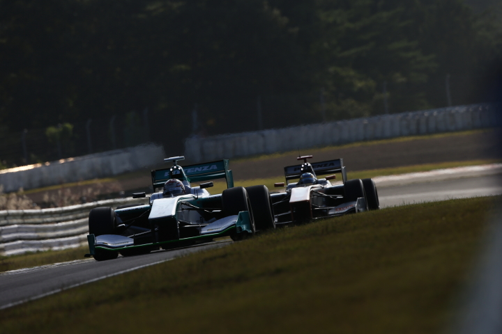 こちらは中嶋一貴（PETRONAS TEAM TOM'S）と石浦宏明（P.MU/CERUMO・INGING）の4位争い