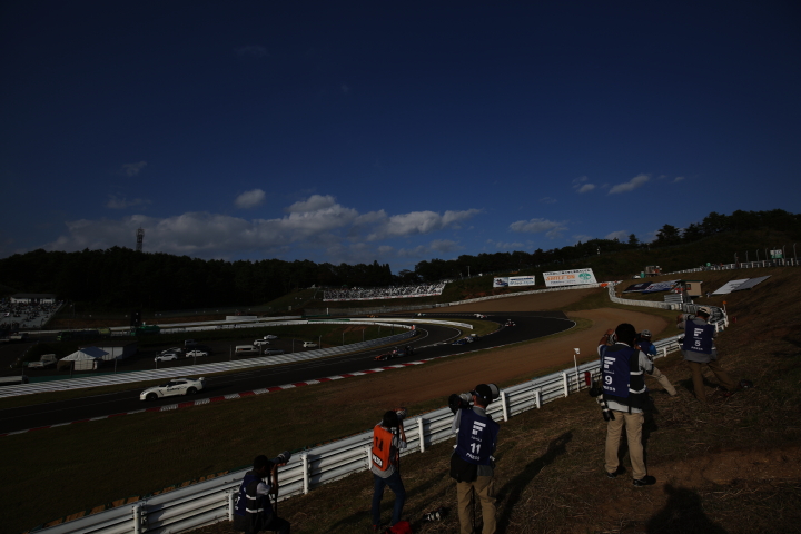 今度はピットアウト直後の塚越広大が最終コーナーでクラッシュしたため2度目のSC。魔物、活躍しています