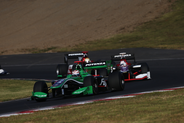 こちらは無限勢2人を引き連れジェームス・ロシターを先頭とする集団。SC中にピットインするドライバーも多く順位は不明