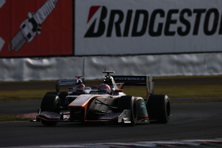 ここでまだピットに入っていない国本雄資（P.MU/CERUMO・INGING）がトップに立ちました