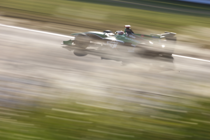 緑の中を走り抜けていく真っ赤じゃないやっぱり緑のSF14（ジェームス・ロシター）