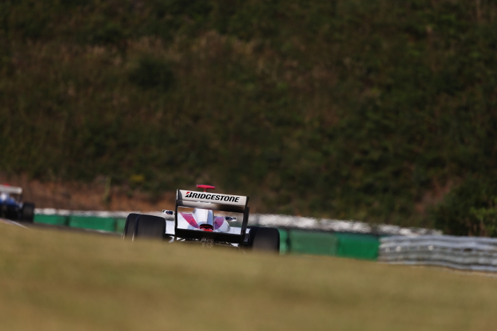 3位の野尻智紀（DOCOMO TEAM DANDELION RACING）。トップはピットインしていない国本雄資、2位は中山雄一