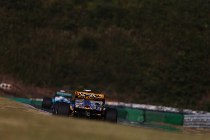 こちらはロイック・デュバルのお尻。4位の中嶋一貴のお尻を追っかけます