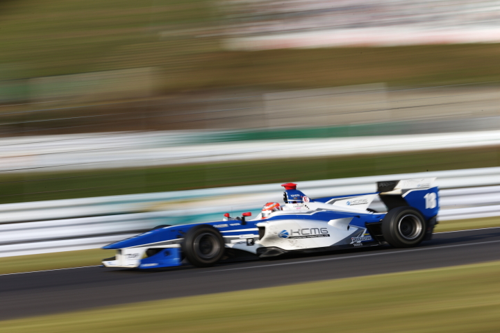 国本雄資がピットインした後、一時はトップに立った中山雄一（KCMG）。しかしあとわずかのところでガス欠で力尽き13位でレースを終えました