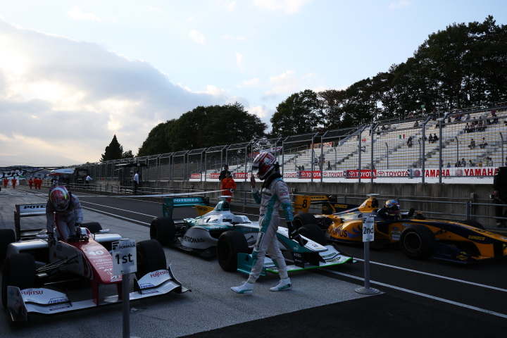 優勝した野尻智紀がパルクフェルメに戻ってきました。祝福に駆け寄るのは中嶋一貴