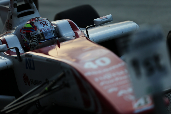 「1st」と表示された立て札の前にクルマを止める野尻智紀（DOCOMO TEAM DANDELION RACING）