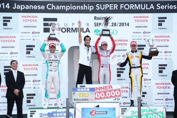表彰台にて。優勝・野尻智紀、2位・中嶋一貴、3位・ロイック・デュバル
