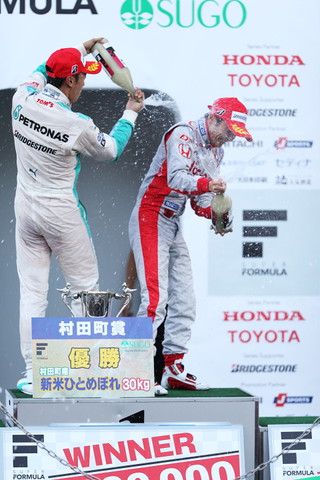 シャンパンファイト。中嶋一貴に手荒い祝福を受ける野尻智紀