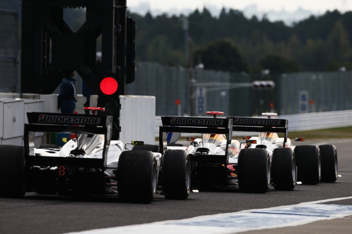 フリー走行: フリー走行に出走するためピット出口に並ぶドライバーたち