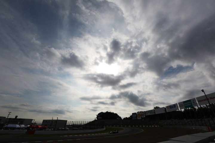 フリー走行: 逆バンクを疾走するSFマシン