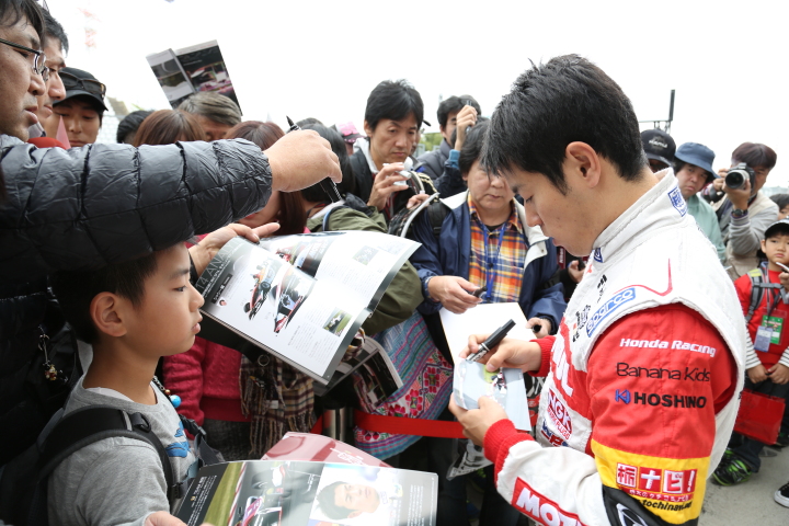 ピットウォーク: 山本尚貴（TEAM無限）