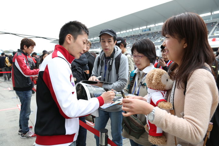 ピットウォーク: 野尻智紀（DOCOMO TEAM DANDELION RACING）