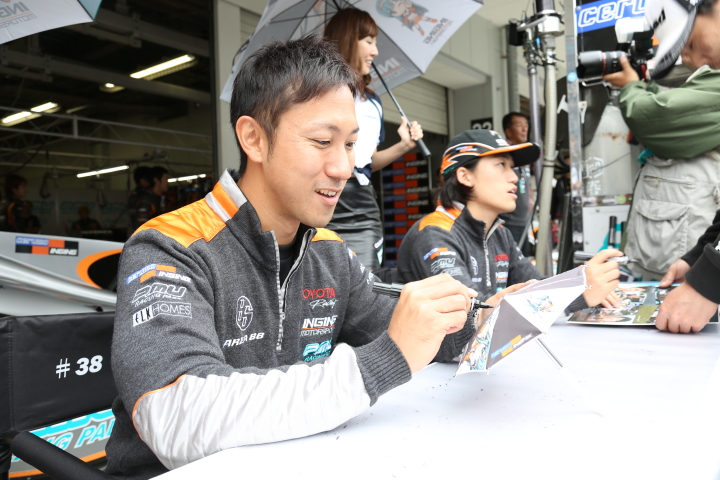 ピットウォーク: 石浦宏明（P.MU/CERUMO・INGING）