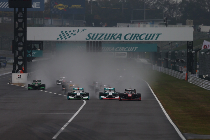 決勝レース1: 雨の中19周の決勝レースがスタートした