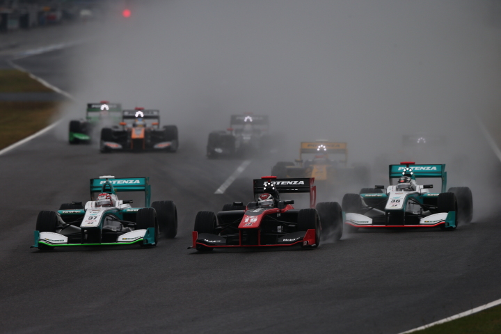 決勝レース1: 雨の中19周の決勝レースがスタートした