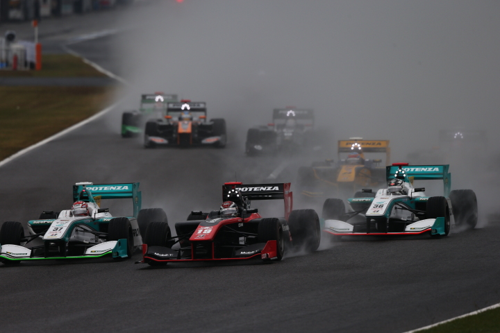 決勝レース1: 雨の中19周の決勝レースがスタートした