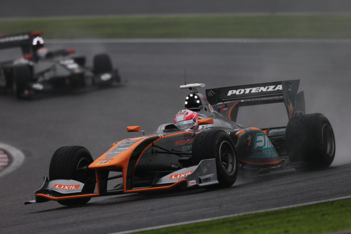 決勝レース1: 国本雄資（P.MU/CERUMO・INGING）