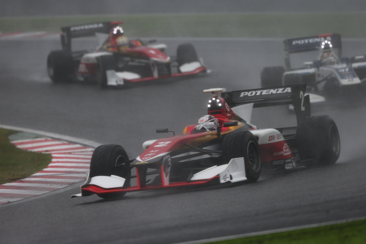 決勝レース1: 中山友貴（TEAM無限）