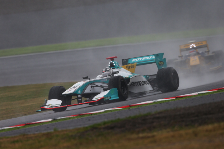 決勝レース1: アンドレ・ロッテラー（PETRONAS TEAM TOM'S）