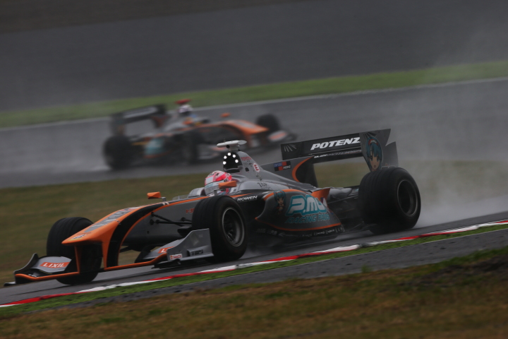 決勝レース1: 国本雄資（P.MU/CERUMO・INGING）