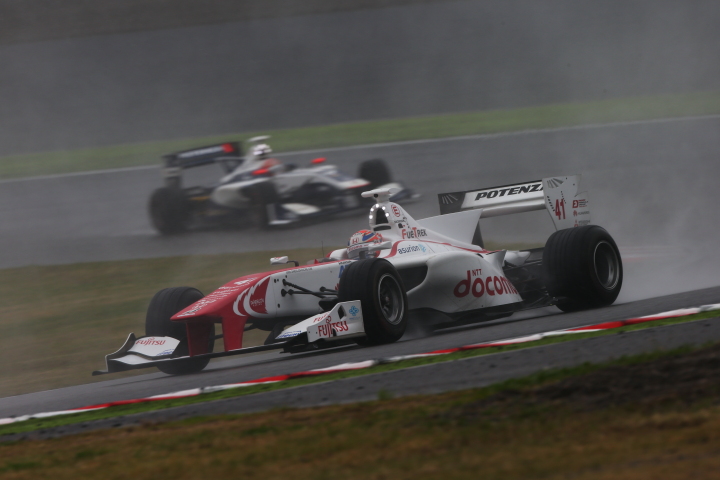 決勝レース1: 武藤英紀（DOCOMO TEAM DANDELION RACING）