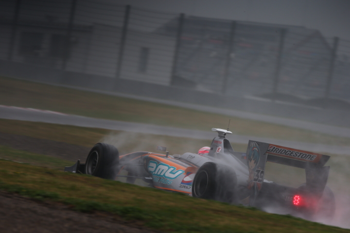 決勝レース1: 国本雄資（P.MU/CERUMO・INGING）