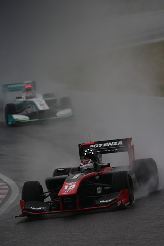 決勝レース1: ジョアオ・パオロ・デ・オリベイラ（Lenovo TEAM IMPUL）