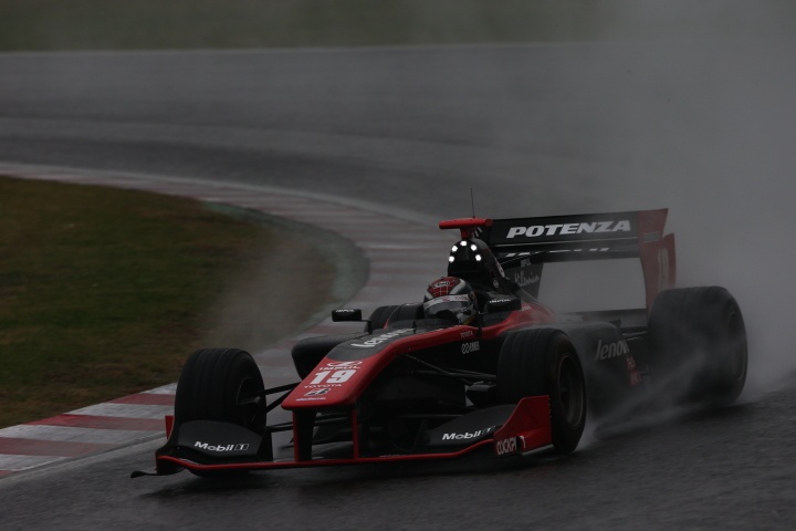 決勝レース1: ジョアオ・パオロ・デ・オリベイラ（Lenovo TEAM IMPUL）