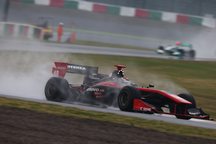 決勝レース1: ジョアオ・パオロ・デ・オリベイラ（Lenovo TEAM IMPUL）