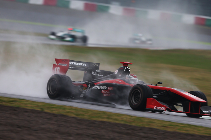 決勝レース1: ジョアオ・パオロ・デ・オリベイラ（Lenovo TEAM IMPUL）