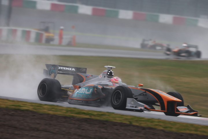 決勝レース1: 国本雄資（P.MU/CERUMO・INGING）