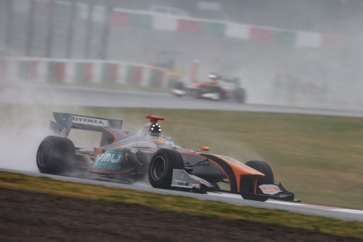 決勝レース1: 石浦宏明（P.MU/CERUMO・INGING）