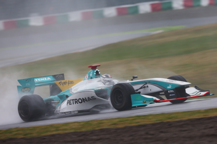 決勝レース1: アンドレ・ロッテラー（PETRONAS TEAM TOM'S）