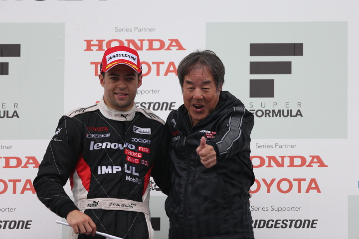 決勝レース1: 暫定表彰式、ジョアオ・パオロ・デ・オリベイラと星野一義監督（Lenovo TEAM IMPUL）