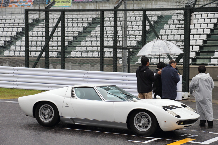 ピットウォーク: ランボルギーニミウラと設計者のジャン・パウロ・ダラーラ氏